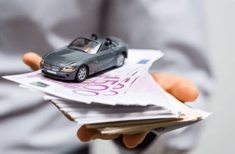 coche de juguete encima de billetes