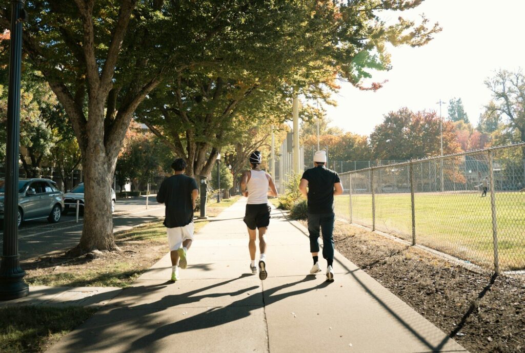 Grupo de corredores entrenando al aire libre